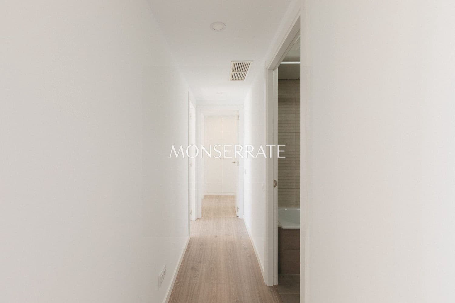 3 bedroom Apartment for rent in Valencia city with pool garage - € 2,800 (Ref: 9921714)