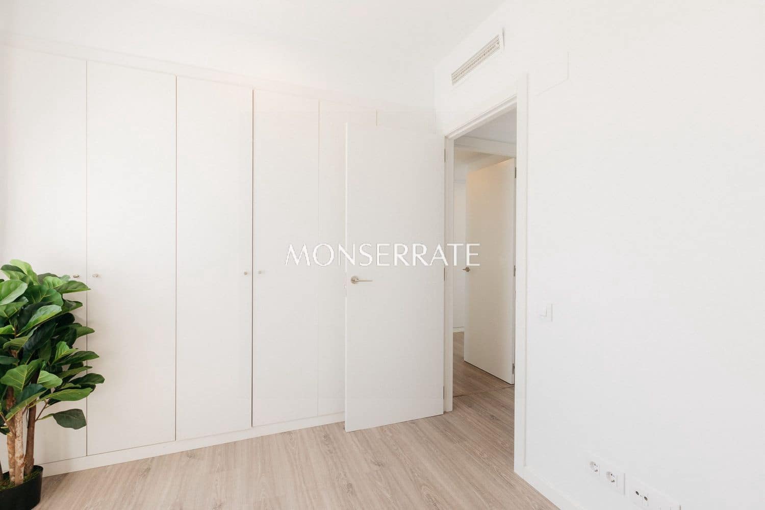 3 bedroom Apartment for rent in Valencia city with pool garage - € 2,800 (Ref: 9921714)