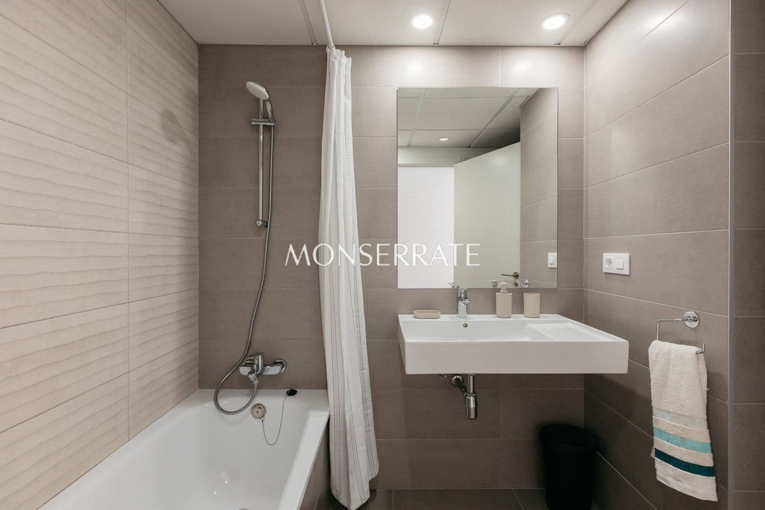 3 bedroom Apartment for rent in Valencia city with pool garage - € 2,800 (Ref: 9921714)
