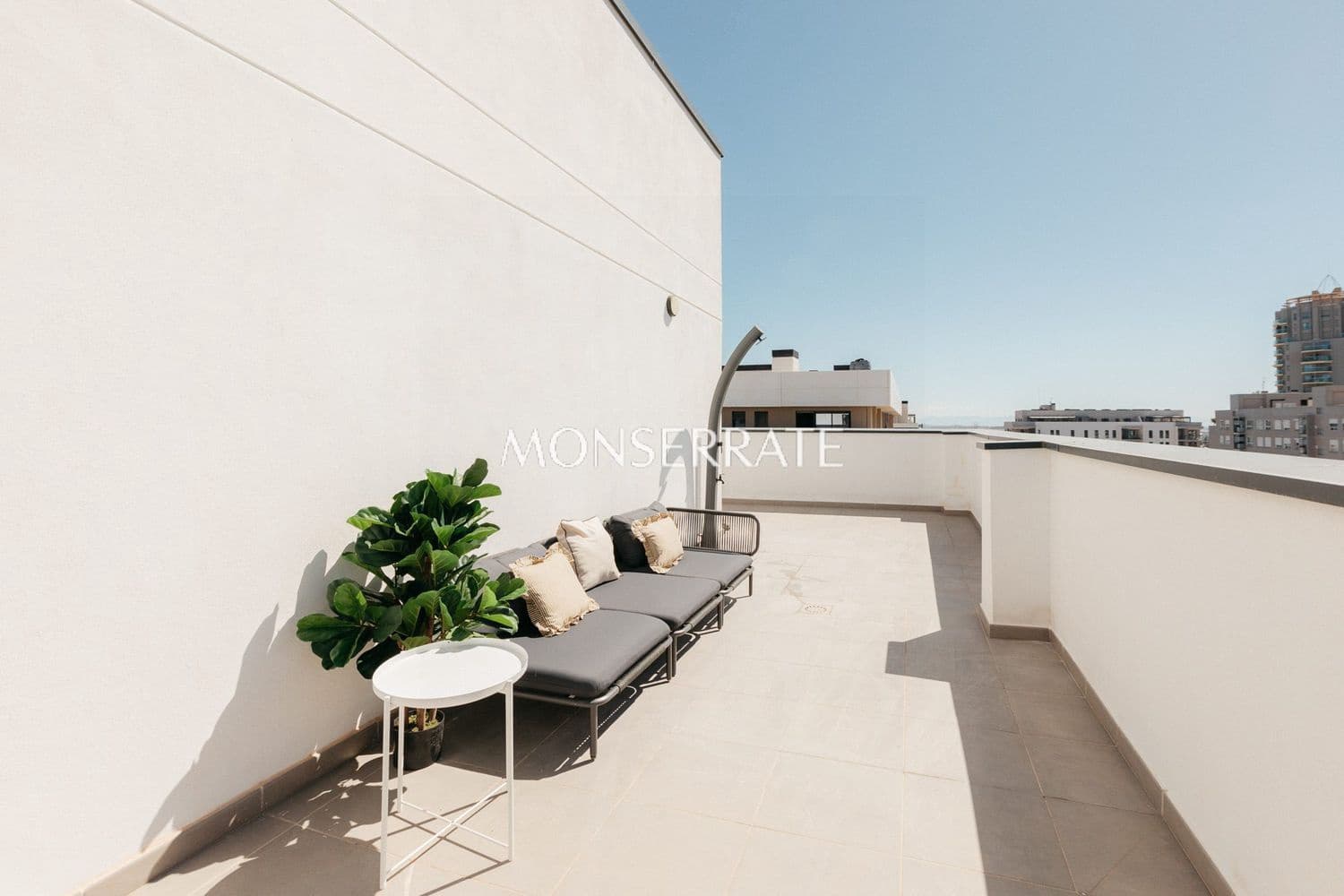3 bedroom Apartment for rent in Valencia city with pool garage - € 2,800 (Ref: 9921714)
