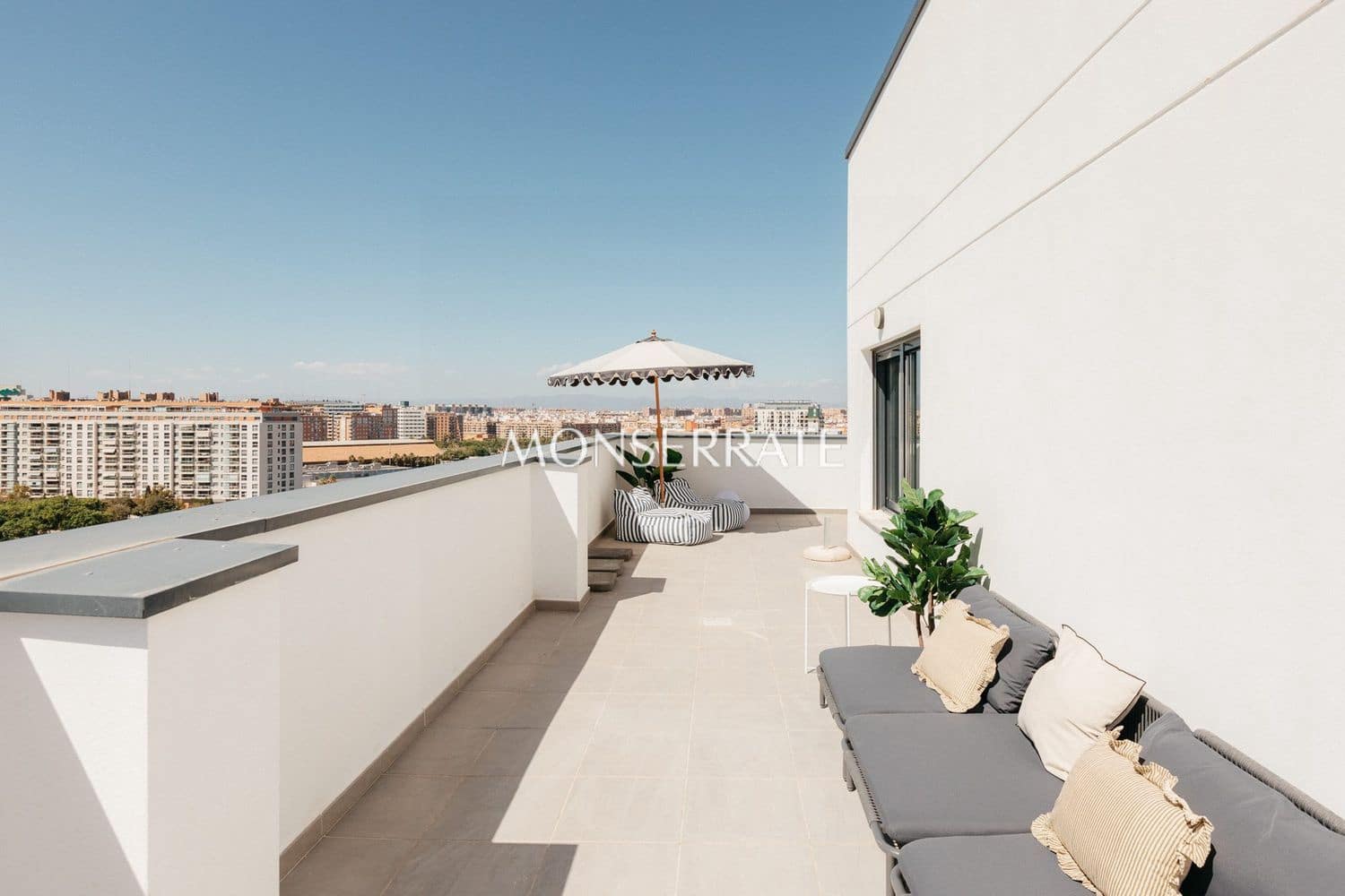 3 bedroom Apartment for rent in Valencia city with pool garage - € 2,800 (Ref: 9921714)