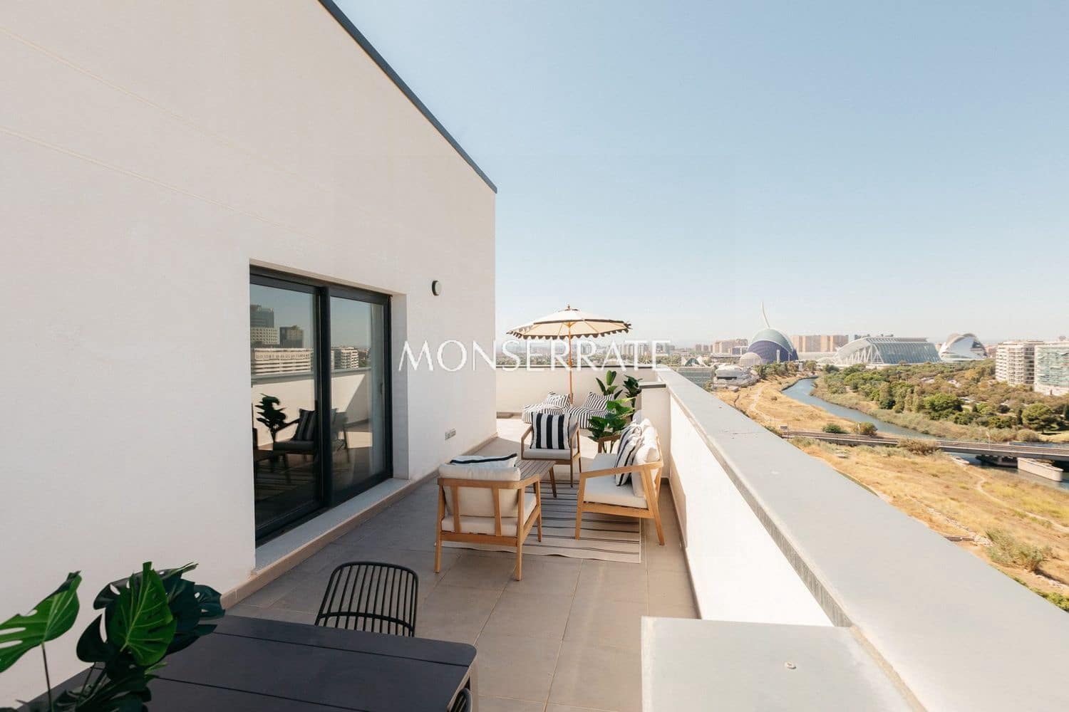3 bedroom Apartment for rent in Valencia city with pool garage - € 2,800 (Ref: 9921714)