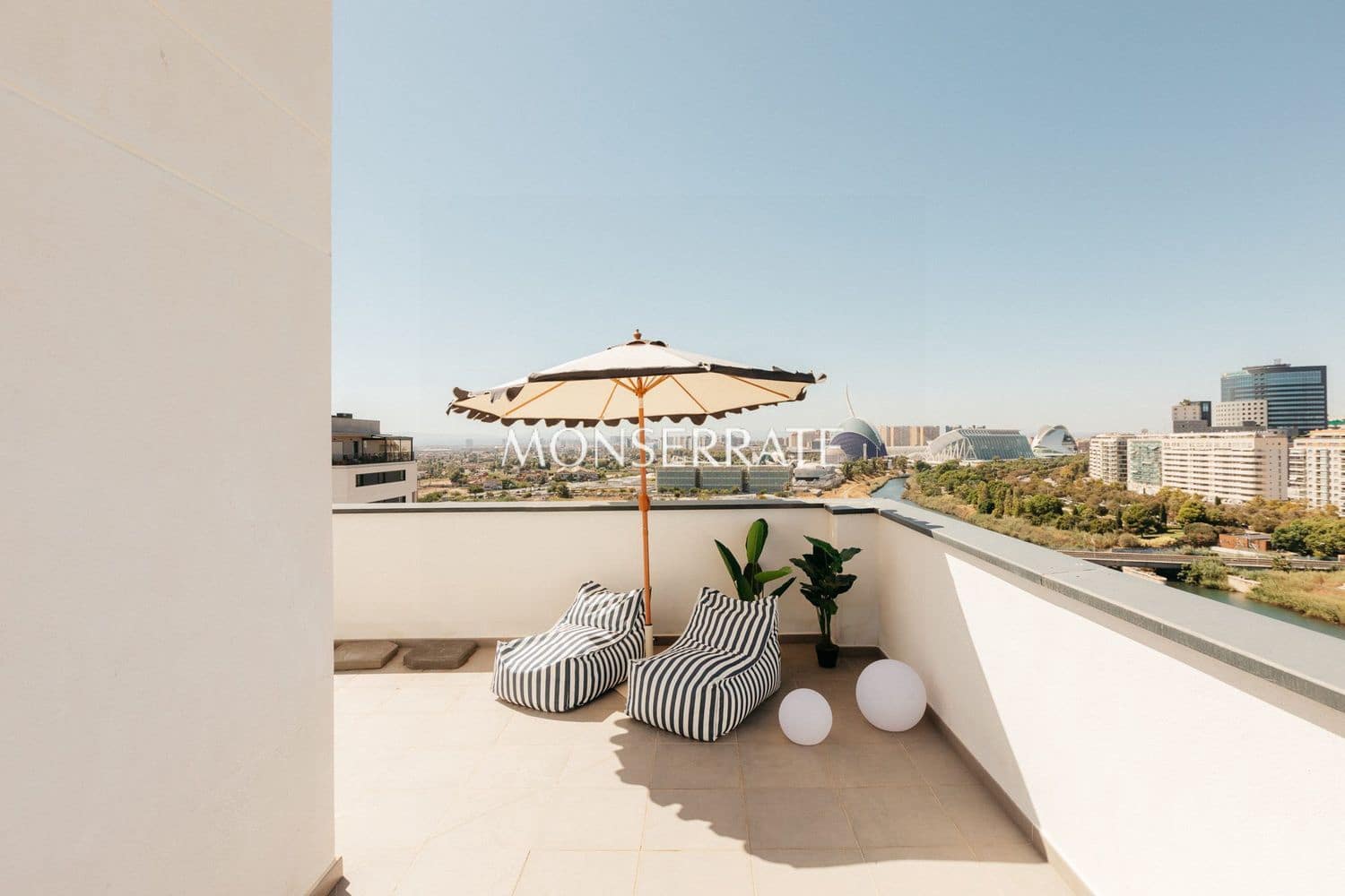 3 bedroom Apartment for rent in Valencia city with pool garage - € 2,800 (Ref: 9921714)