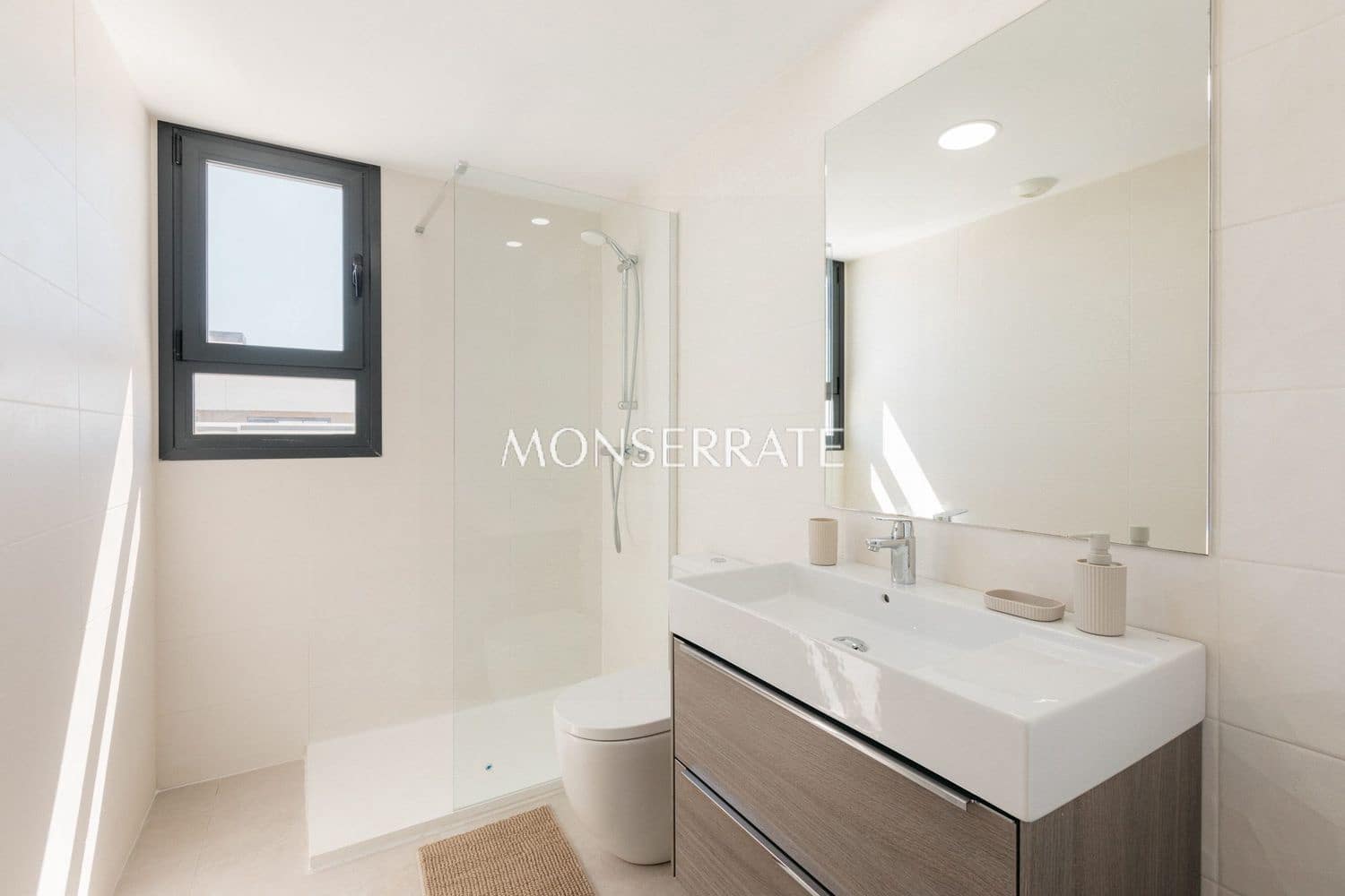3 bedroom Apartment for rent in Valencia city with pool garage - € 2,800 (Ref: 9921714)