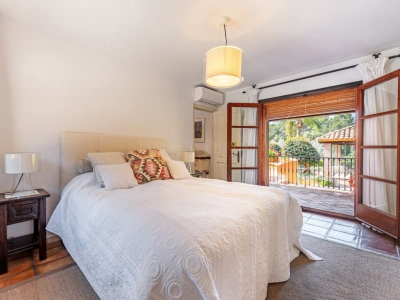 4 soverom Villa til salgs i El Paraiso med svømmebasseng - € 2 500 000 (Ref: 8847903)