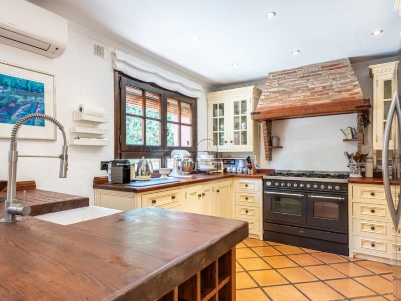 4 soverom Villa til salgs i El Paraiso med svømmebasseng - € 2 500 000 (Ref: 8847903)