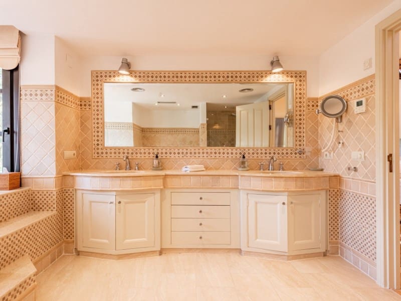 4 soverom Villa til salgs i El Paraiso med svømmebasseng - € 2 500 000 (Ref: 8847903)