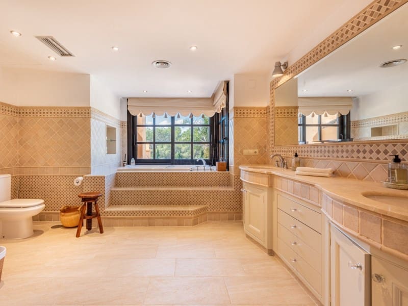 4 soverom Villa til salgs i El Paraiso med svømmebasseng - € 2 500 000 (Ref: 8847903)