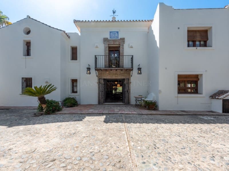 4 soverom Villa til salgs i El Paraiso med svømmebasseng - € 2 500 000 (Ref: 8847903)