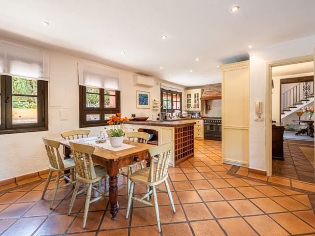 4 Zimmer Villa zu verkaufen in El Paraiso, Estepona mit Pool - 2.500.000 € (Ref: 8847903)