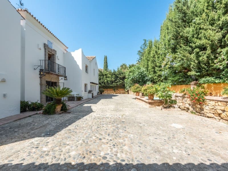 4 soverom Villa til salgs i El Paraiso med svømmebasseng - € 2 500 000 (Ref: 8847903)