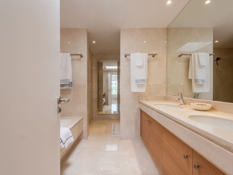 2 soveværelse Penthouse til salg i New Golden Mile med swimmingpool - € 996.000 (Ref: 8849832)