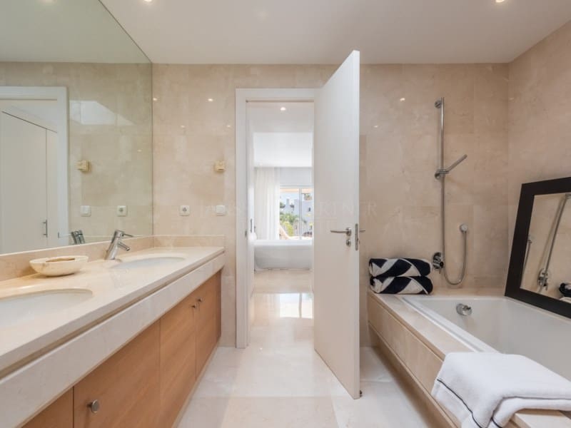 2 soveværelse Penthouse til salg i New Golden Mile med swimmingpool - € 996.000 (Ref: 8849832)