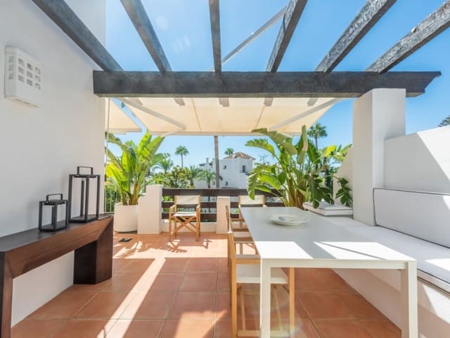 2 soveværelse Penthouse til salg i Zona de Punta Plata, Estepona med swimmingpool - € 996.000 (Ref: 8849832)