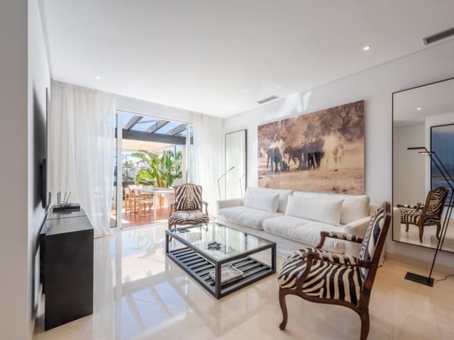 2 soveværelse Penthouse til salg i Zona de Punta Plata, Estepona med swimmingpool - € 996.000 (Ref: 8849832)