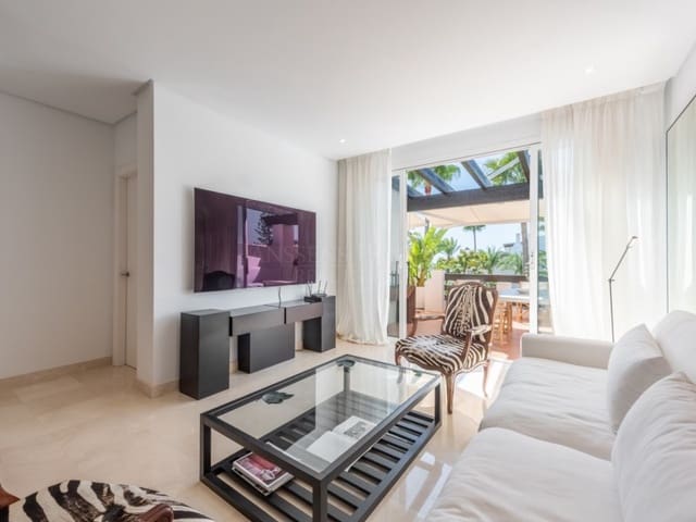 2 soveværelse Penthouse til salg i Zona de Punta Plata, Estepona med swimmingpool - € 996.000 (Ref: 8849832)