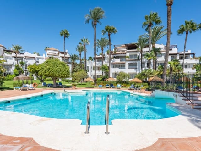 2 soveværelse Penthouse til salg i Zona de Punta Plata, Estepona med swimmingpool - € 996.000 (Ref: 8849832)