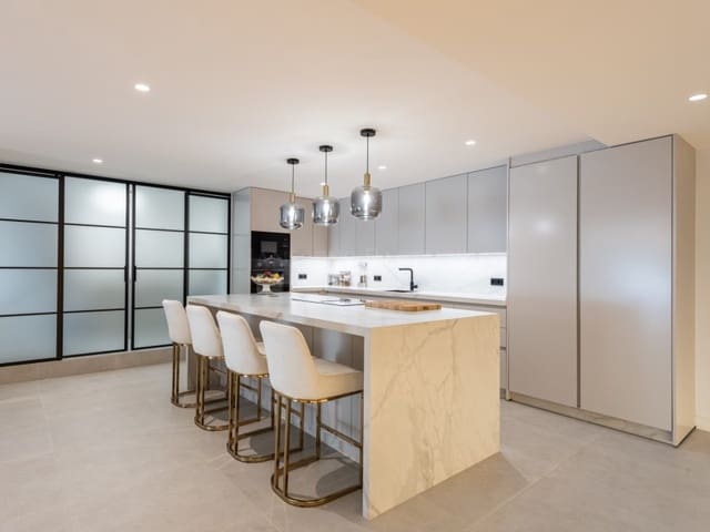 Apartamento de 3 habitaciones en Lomas De Marbella, Marbella en venta con piscina - 1.495.000 € (Ref: 8857697)