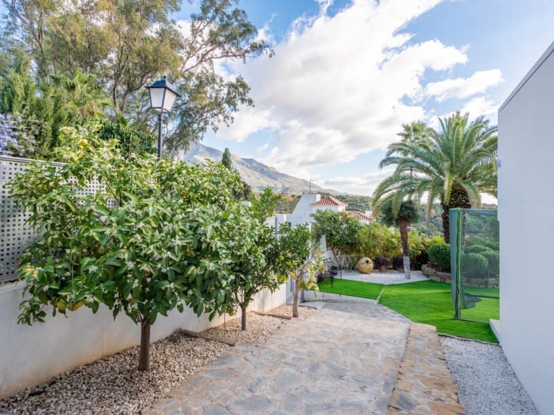 4 soveværelse Villa til salg i Nueva Andalucia med swimmingpool - € 3.350.000 (Ref: 8857698)