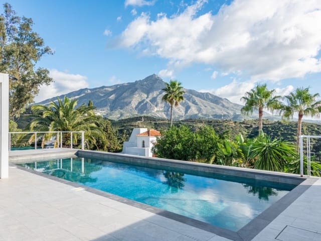 Chalet de 4 habitaciones en Nueva Andalucía Centro, Marbella en venta con piscina - 3.350.000 € (Ref: 8857698)