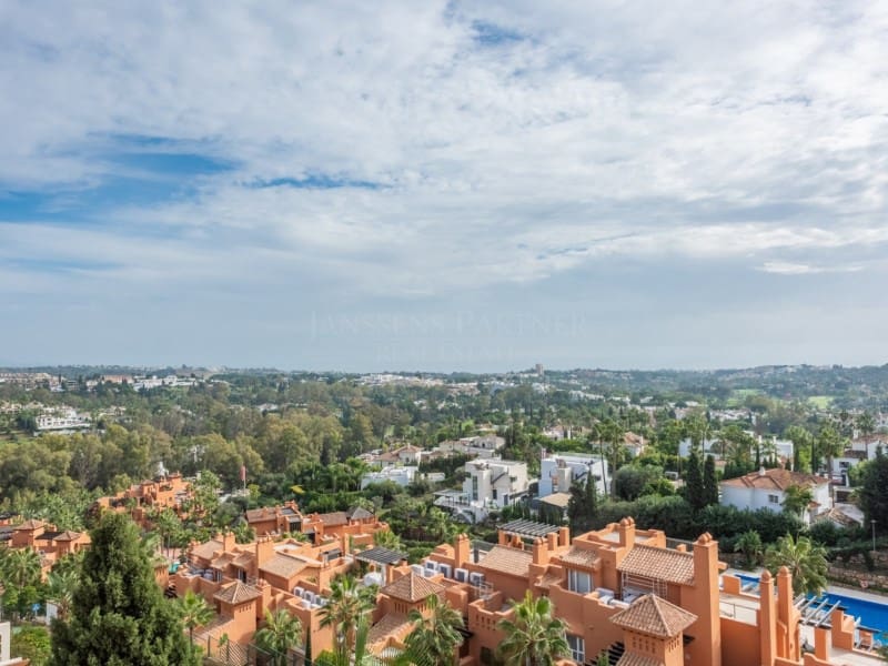 3 makuuhuone Huoneisto myytävänä paikassa Nueva Andalucia mukana uima-altaan - 1 950 000 € (Ref: 8857700)