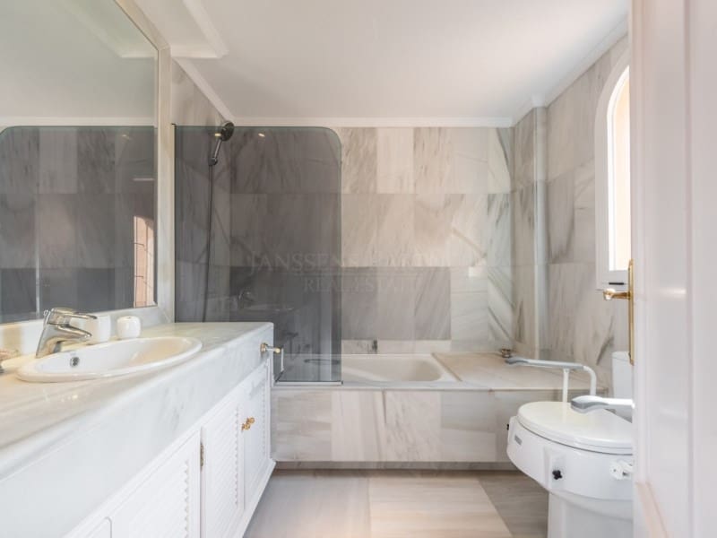 3 makuuhuone Huoneisto myytävänä paikassa Nueva Andalucia mukana uima-altaan - 1 950 000 € (Ref: 8857700)