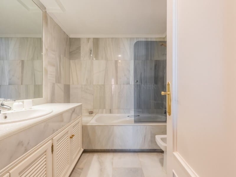 3 makuuhuone Huoneisto myytävänä paikassa Nueva Andalucia mukana uima-altaan - 1 950 000 € (Ref: 8857700)