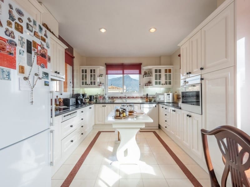 3 makuuhuone Huoneisto myytävänä paikassa Nueva Andalucia mukana uima-altaan - 1 950 000 € (Ref: 8857700)