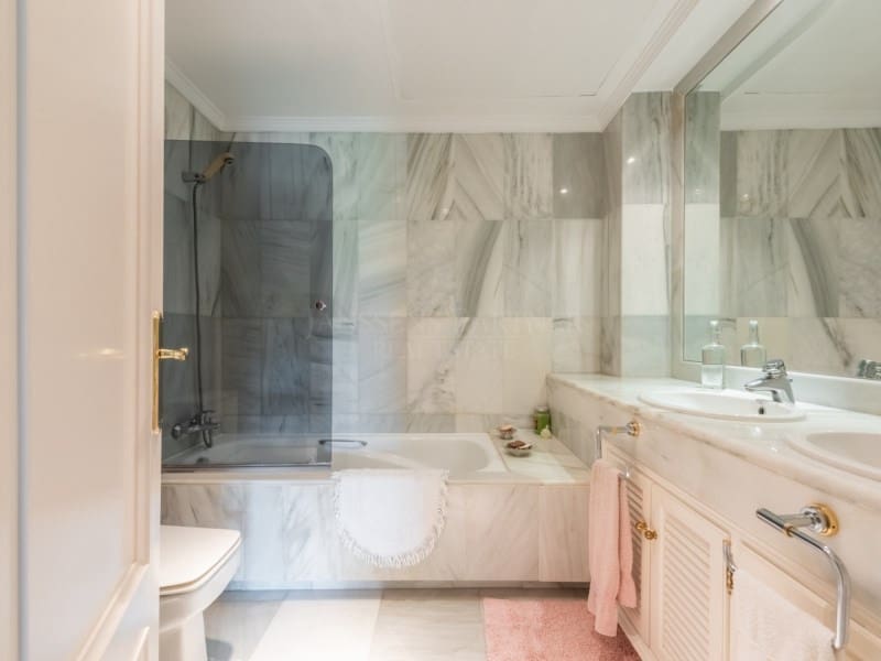 3 makuuhuone Huoneisto myytävänä paikassa Nueva Andalucia mukana uima-altaan - 1 950 000 € (Ref: 8857700)