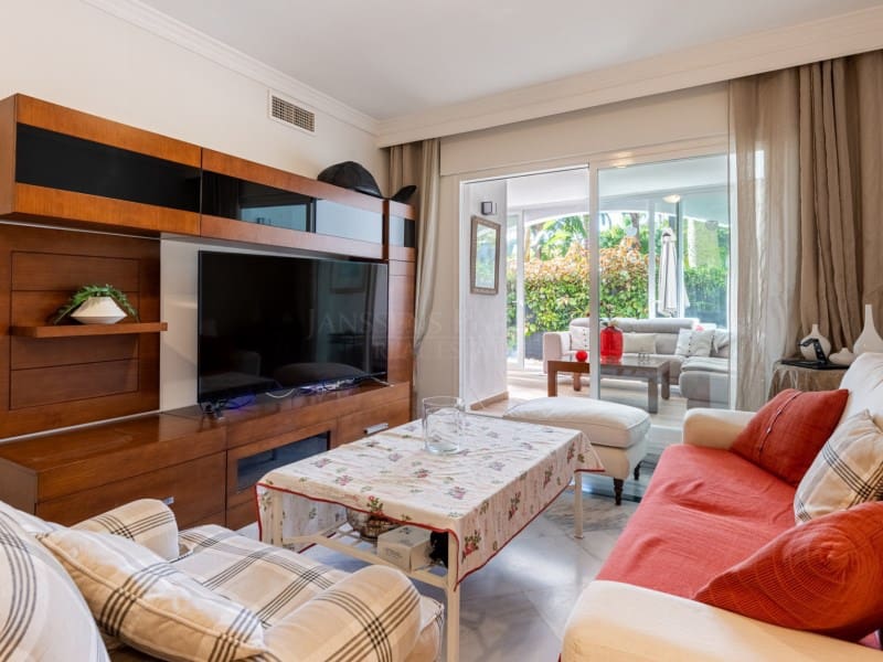 2 soverom Leilighet til salgs i Nueva Andalucia med svømmebasseng - € 450 000 (Ref: 8867102)