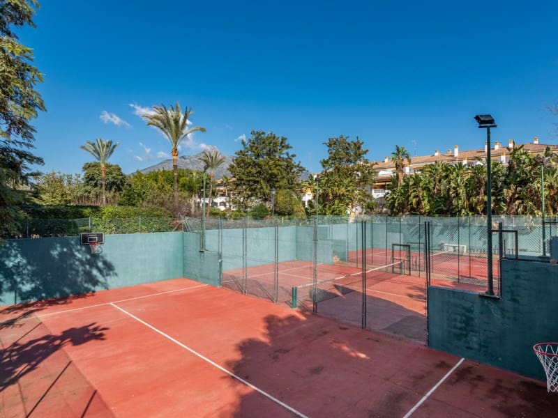 2 soverom Leilighet til salgs i Nueva Andalucia med svømmebasseng - € 450 000 (Ref: 8867102)