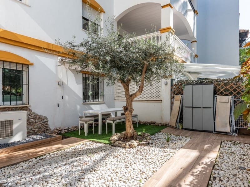 2 soverom Leilighet til salgs i Nueva Andalucia med svømmebasseng - € 450 000 (Ref: 8867102)