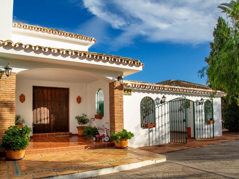 6 bedroom Villa for sale in Mijas Costa with pool - € 2,450,000 (Ref: 8867103)