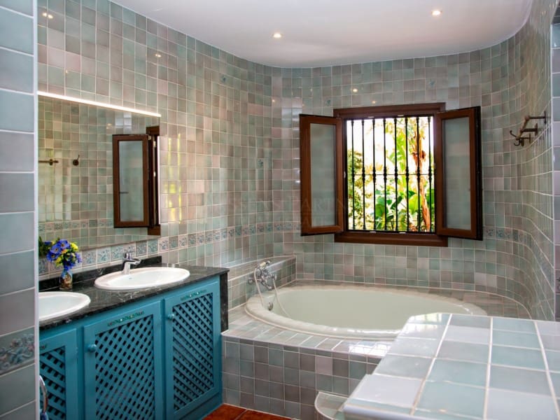 6 bedroom Villa for sale in Mijas Costa with pool - € 2,450,000 (Ref: 8867103)