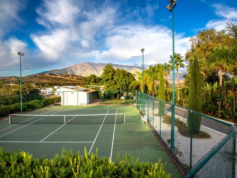 6 bedroom Villa for sale in Mijas Costa with pool - € 2,450,000 (Ref: 8867103)