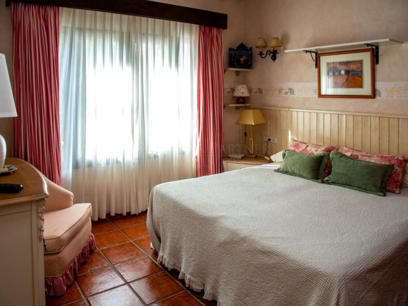 6 bedroom Villa for sale in Mijas Costa with pool - € 2,450,000 (Ref: 8867103)