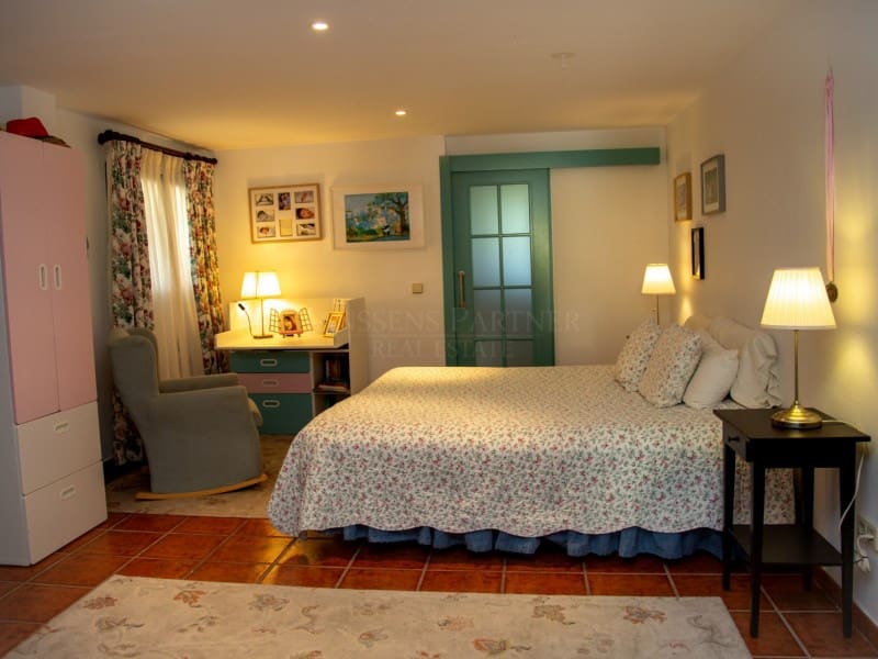 6 bedroom Villa for sale in Mijas Costa with pool - € 2,450,000 (Ref: 8867103)