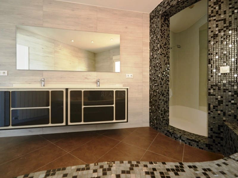 4 bedroom Villa for sale in Altea with garage - € 1,195,000 (Ref: 9049193)