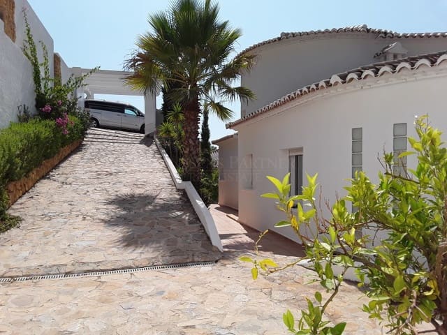 4 bedroom Villa for sale in Altea with garage - € 1,195,000 (Ref: 9049193)
