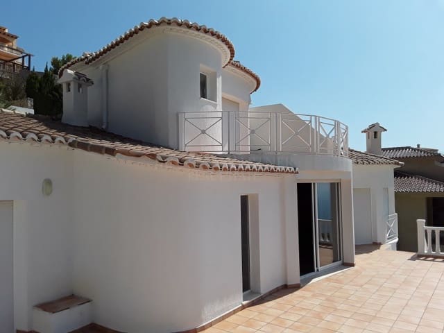 4 bedroom Villa for sale in Altea with garage - € 1,195,000 (Ref: 9049193)