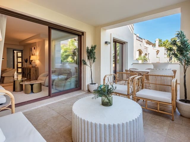 2 soveværelse Lejlighed til salg i Puerto Banus, Marbella med swimmingpool - € 589.000 (Ref: 9099397)