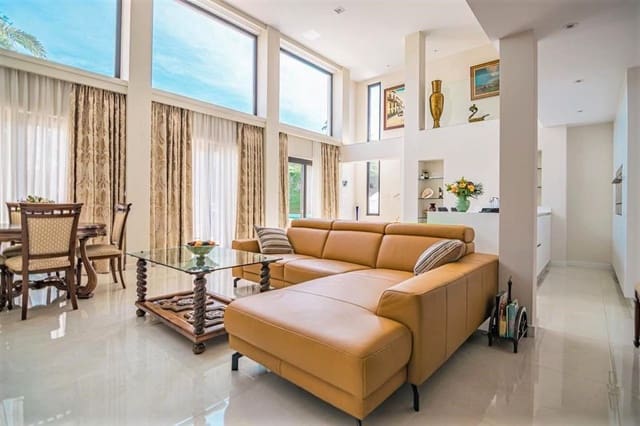 4 makuuhuone Huvila myytävänä paikassa Albir, Alfaz del Pi / L'Alfàs del Pi mukana uima-altaan 
autotalli - 1 290 000 € (Ref: 7460104)