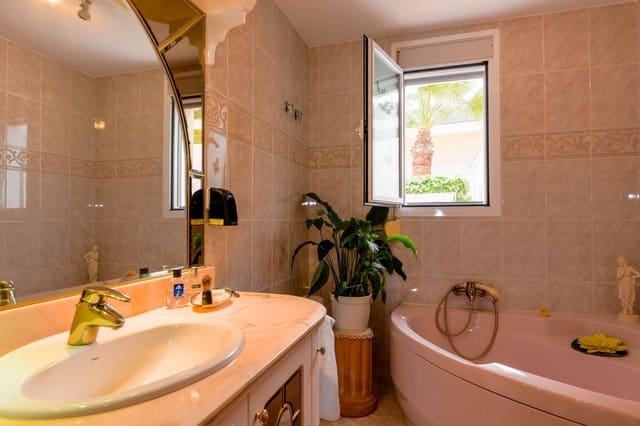 4 bedroom Villa for sale in Albir, Alfaz del Pi / L'Alfàs del Pi with garage - € 725,000 (Ref: 7463190)