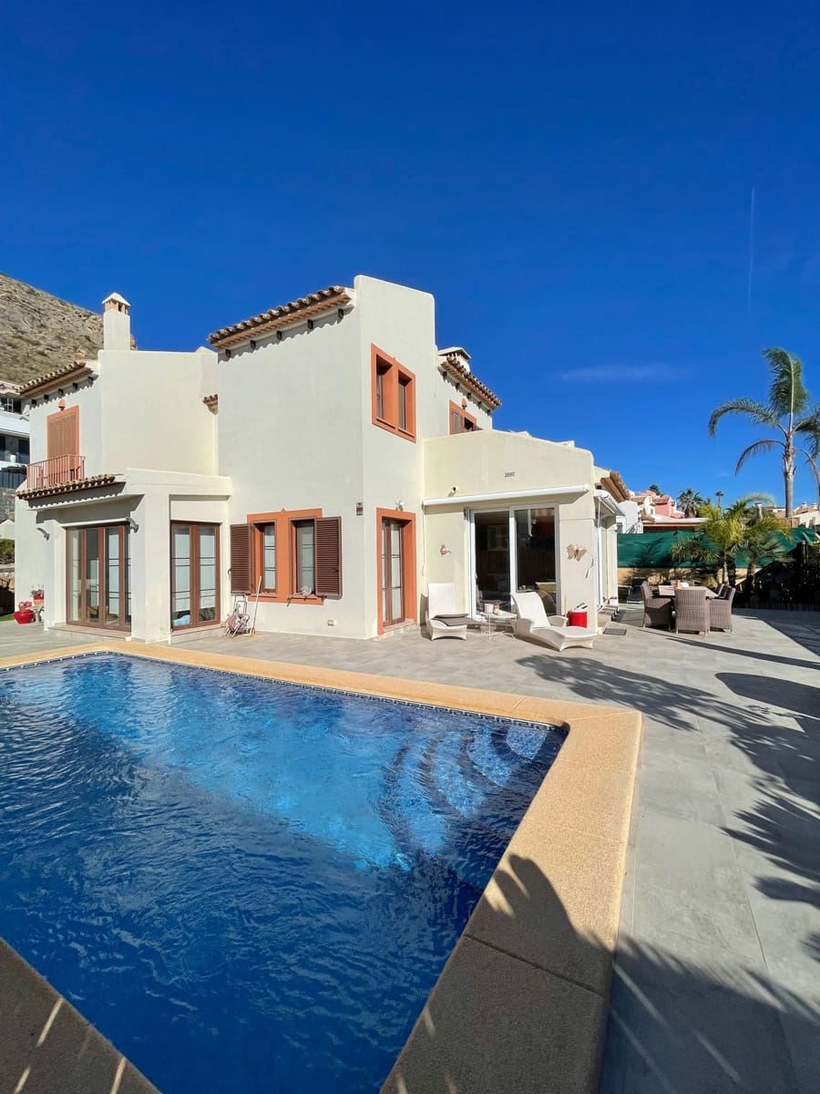 Chalet de 4 habitaciones en Finestrat en venta con piscina garaje - 649.000 € (Ref: 7954141)