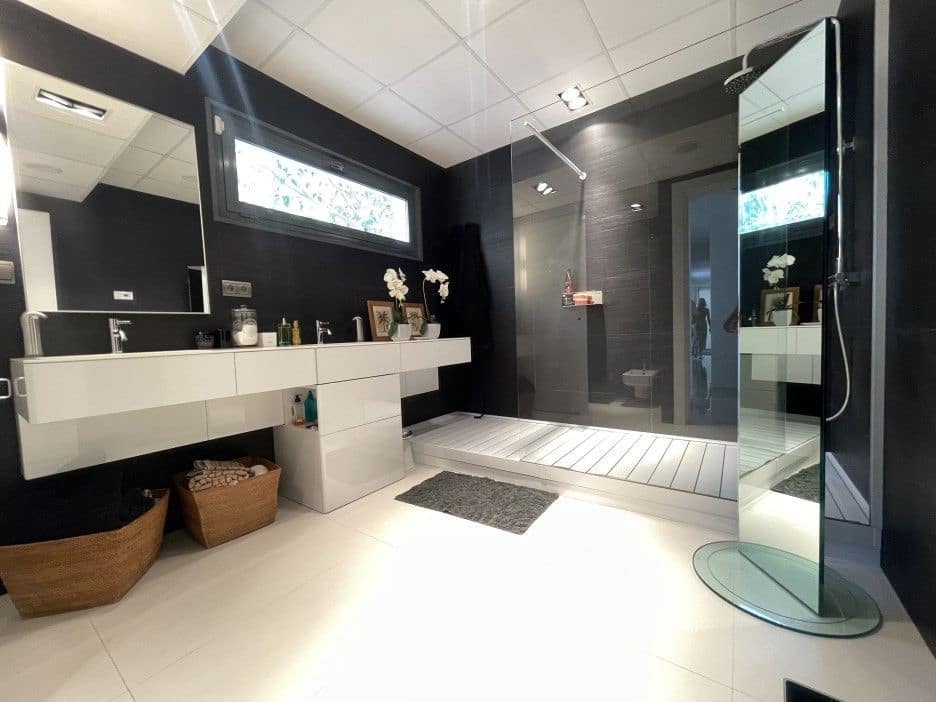 5 bedroom Villa for sale in Altea with pool garage - € 1,800,000 (Ref: 8113801)