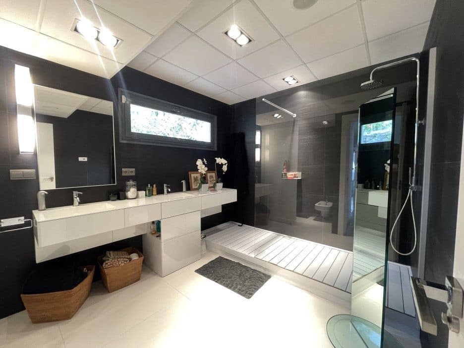 5 bedroom Villa for sale in Altea with pool garage - € 1,800,000 (Ref: 8113801)