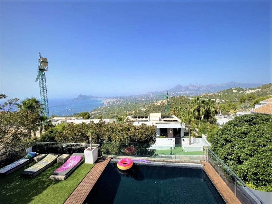5 bedroom Villa for sale in Altea with pool garage - € 1,800,000 (Ref: 8113801)