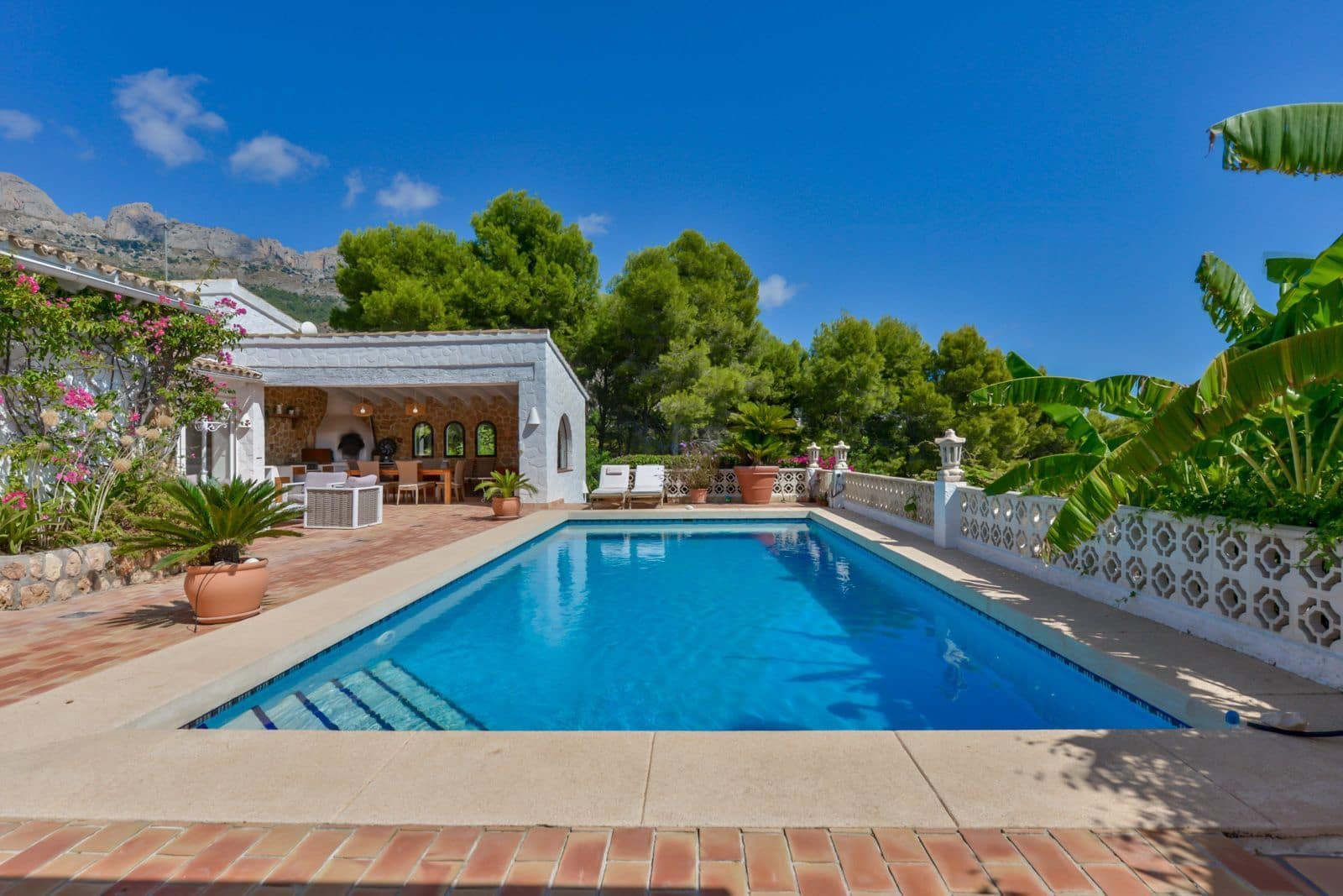 5 bedroom Villa for sale in Altea with pool garage - € 1,890,000 (Ref: 8576226)