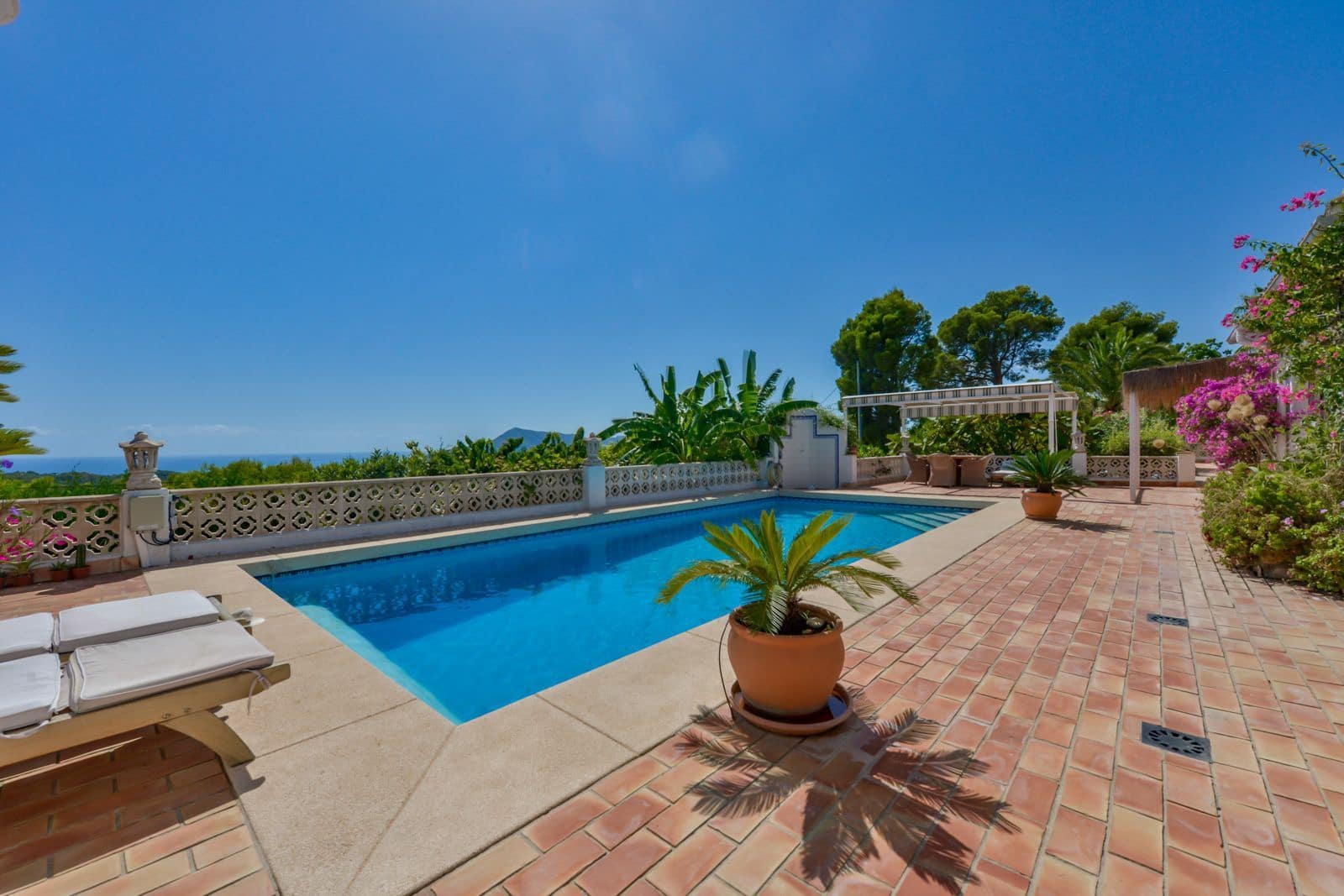 5 bedroom Villa for sale in Altea with pool garage - € 1,890,000 (Ref: 8576226)