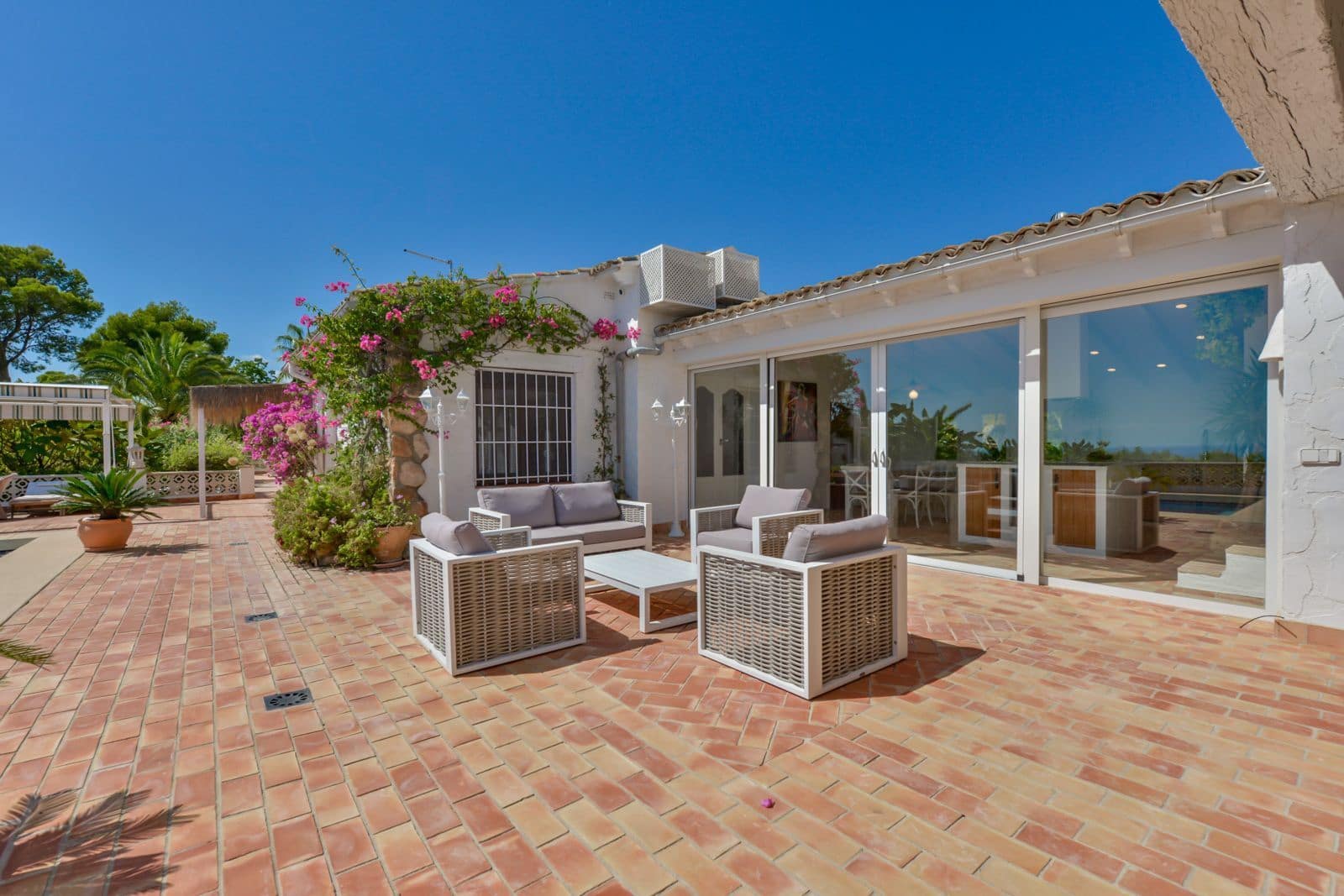 5 bedroom Villa for sale in Altea with pool garage - € 1,890,000 (Ref: 8576226)